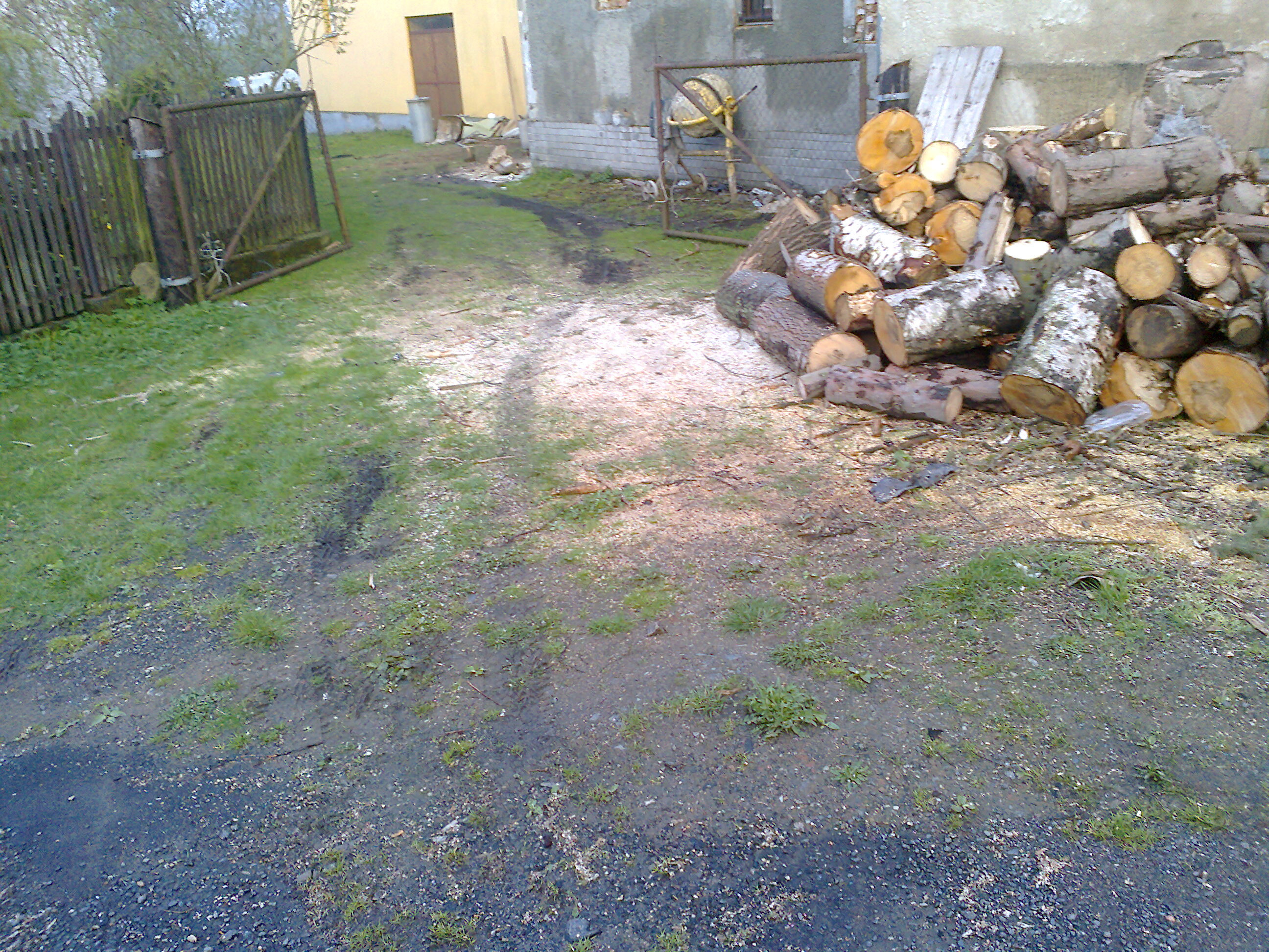 nepořádek u hospody